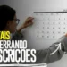 Pessoa organizando calendário para ilustrar prazo final de inscrições em processos seletivos de prefeituras com encerramento no domingo.