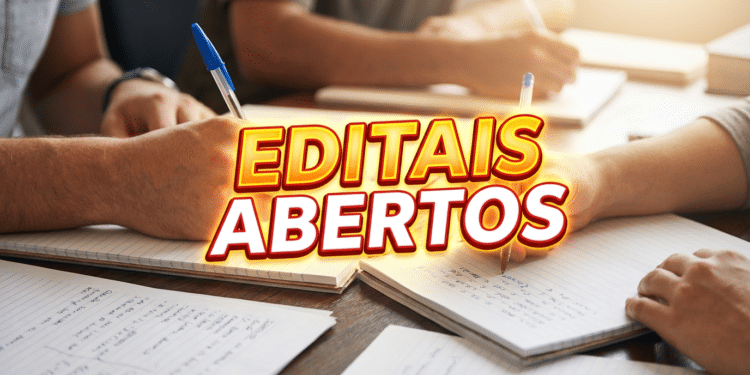 Pessoas escrevendo em cadernos sobre mesa durante momento de estudo em grupo
