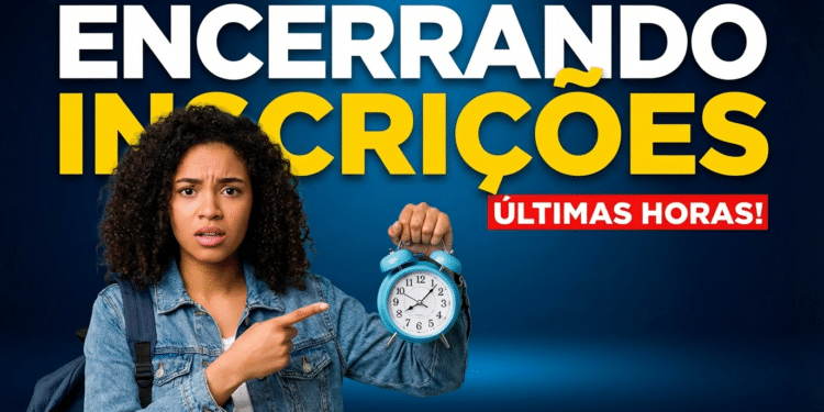 Mulher aponta para despertador azul com expressão de urgência ao lado de texto sobre encerramento das inscrições