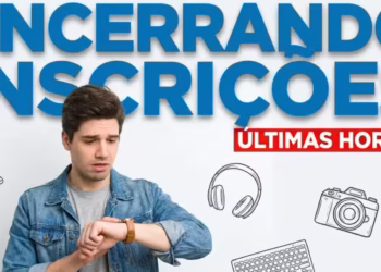 Homem olhando o relógio com expressão de preocupação, com a frase “Encerrando inscrições” e “Últimas horas”, indicando prazo final de concursos públicos