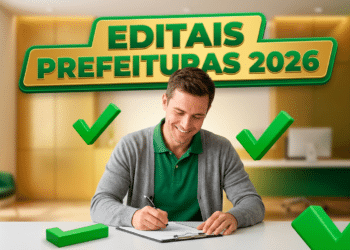 Homem sorridente preenche formulário em mesa, com sinais de visto verde e painel de Editais Prefeituras 2026 ao fundo