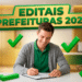 Homem sorridente preenche formulário em mesa, com sinais de visto verde e painel de Editais Prefeituras 2026 ao fundo