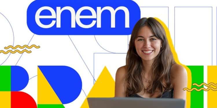 Estudante sorrindo com notebook ao lado do logo oficial do Enem