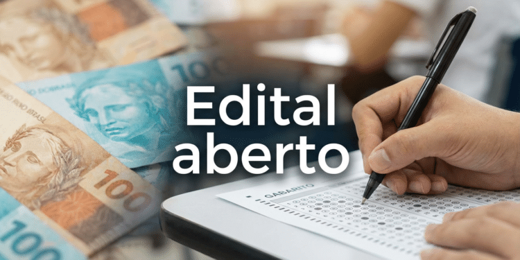 Mão preenchendo cartão de respostas ao lado de notas de R$100 e R$50