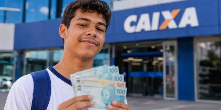 Estudante segura cédulas em frente a uma agência da Caixa, representando os pagamentos de agosto do Pé-de-Meia, encerrados nesta segunda-feira, 31.