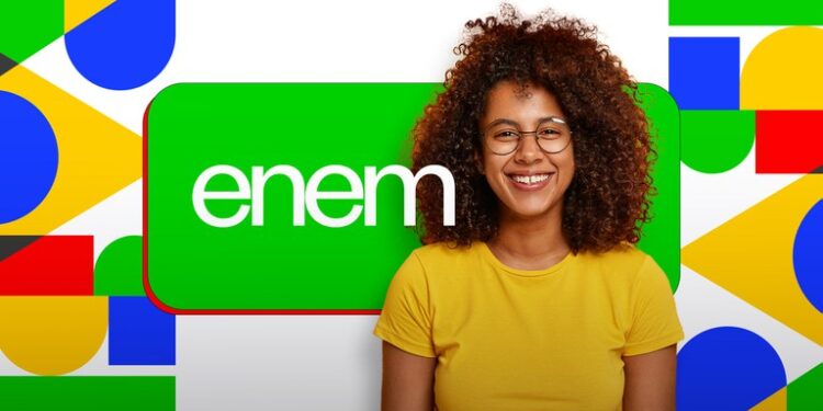 Jovem sorrindo com óculos ao lado da logomarca do Enem em fundo colorido — solicitação de isenção Enem 2026