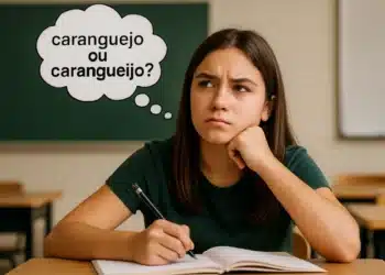 Criança pensativa com dúvida entre 'caranguejo' e 'carangueijo' em ambiente escolar.