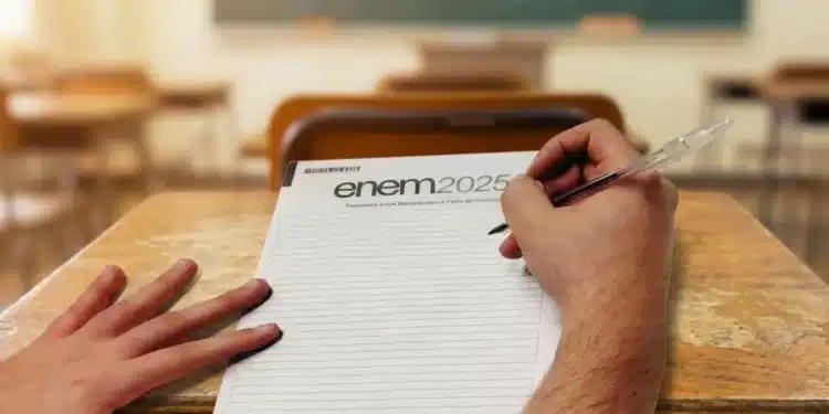 Estudante preenchendo a folha oficial da redação do Enem 2025 em sala de prova, representando a divulgação dos espelhos da redação.