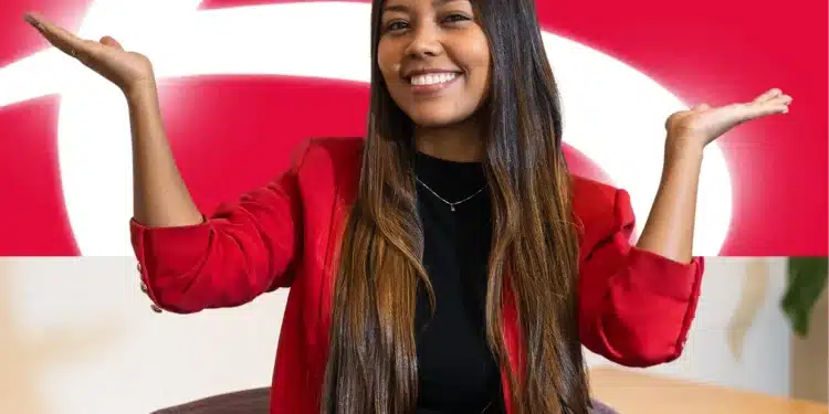 Jovem sorrindo com blazer vermelho na frente da logomarca do Bradesco — vagas de estágio e jovem aprendiz Bradesco 2026
