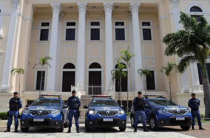 Guardas municipais de Maceió em frente a viaturas, representando a segurança e preparação para o Teste de Aptidão Física (TAF) do concurso de 2026.
