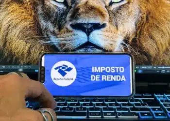 Contribuinte consultando restituição do Imposto de Renda da malha fina pelo celular com logo da Receita Federal.
