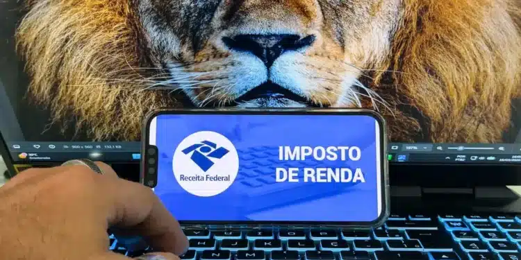 Contribuinte consultando restituição do Imposto de Renda da malha fina pelo celular com logo da Receita Federal.