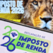 Smartphone exibindo a tela da declaração do Imposto de Renda 2026 com o logo da Receita Federal, e leão ao fundo em monitor representando o IR 2026