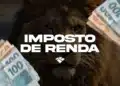 Ilustração com rosto de um leão ao fundo e a inscrição "Imposto de Renda" em destaque, cercada por notas de 100 reais em movimento.