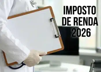 Médico com prancheta representando a declaração de reembolsos retroativos de plano de saúde no Imposto de Renda