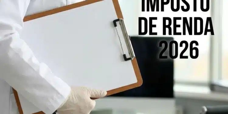 Médico com prancheta representando a declaração de reembolsos retroativos de plano de saúde no Imposto de Renda
