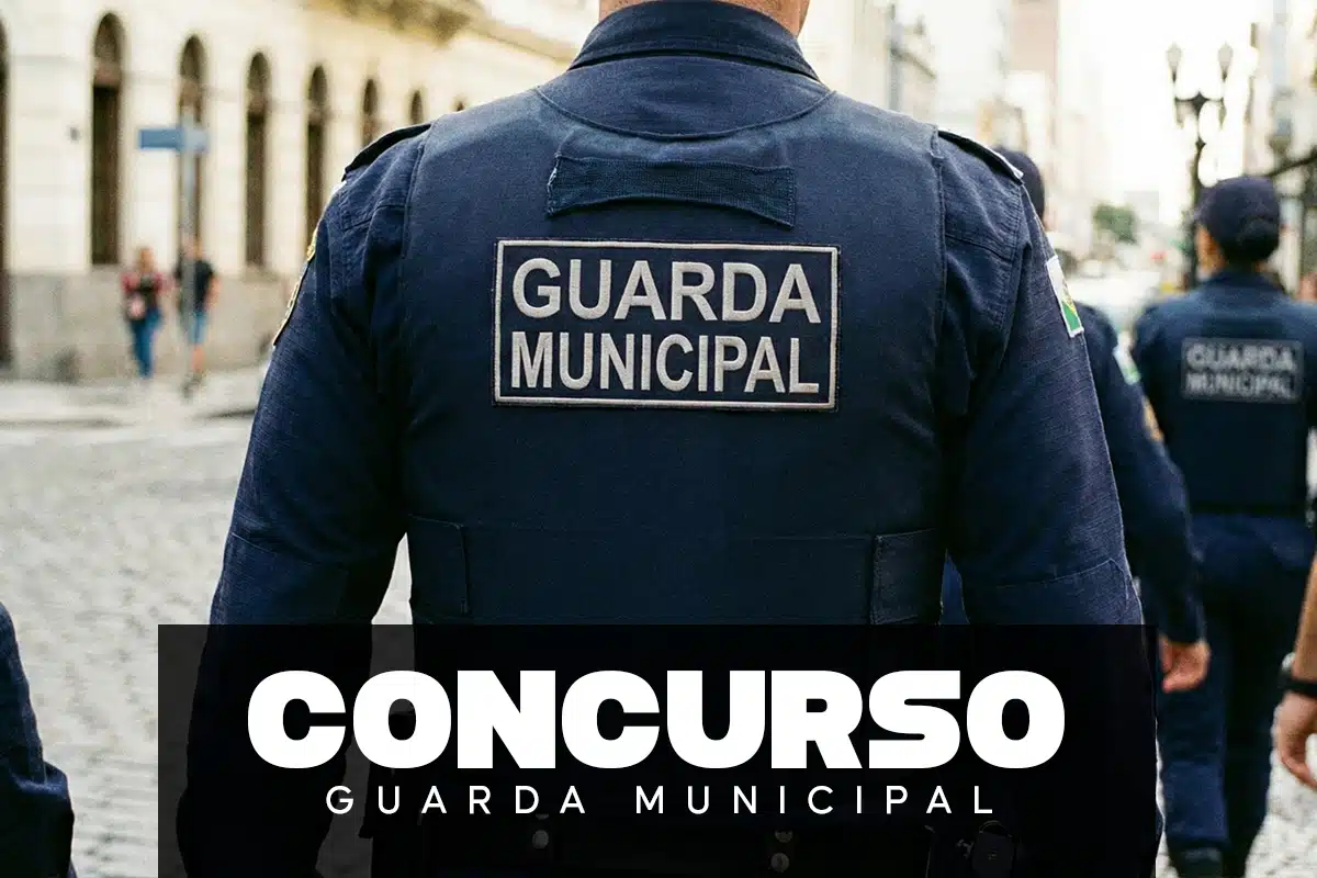 Agentes da Guarda Municipal caminham uniformizados em rua de paralelepípedos no centro da cidade