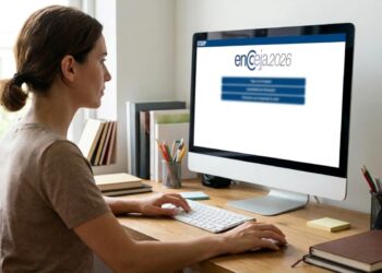 Pessoa acessando o site Encceja 2026 no computador para realizar a inscrição.