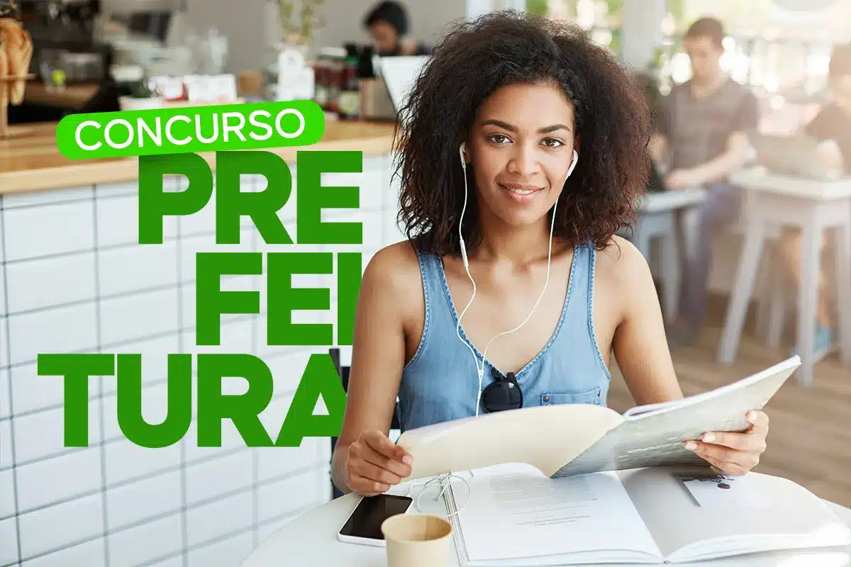 Mulher estudando para o concurso da Prefeitura de Osasco SP 2025