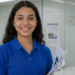 Jovem aprendiz sorrindo com documentos em ambiente corporativo — inscrições para o Jovem Aprendiz dos Correios abrem em 23 de março com mais de 500 vagas