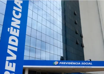 Prédio do INSS com fachada espelhada e destaque para o logotipo da Previdência Social.