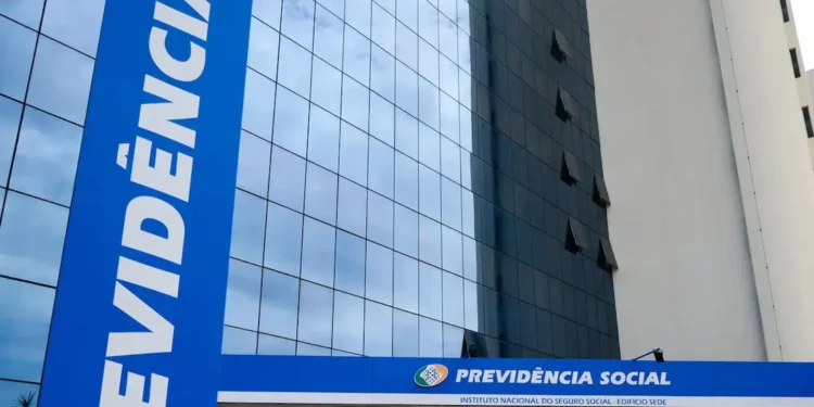Prédio do INSS com fachada espelhada e destaque para o logotipo da Previdência Social.