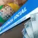 Fachada da Previdência Social com notas de real ilustrando pagamento de aposentadorias, pensões e 13º salário do INSS