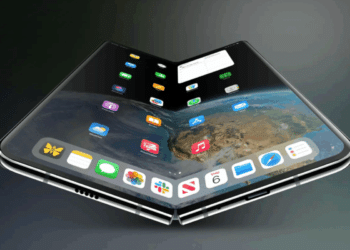 Conceito visual de um iPhone 18 dobrável aberto em ângulo de 45 graus, exibindo a interface do iOS em uma tela contínua e sem bordas sobre um fundo escuro.