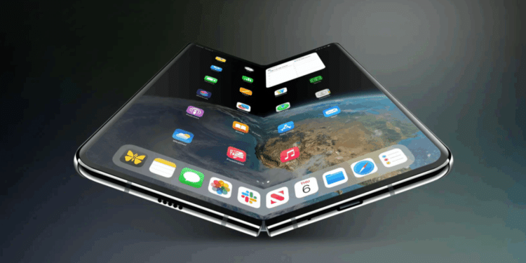 Conceito visual de um iPhone 18 dobrável aberto em ângulo de 45 graus, exibindo a interface do iOS em uma tela contínua e sem bordas sobre um fundo escuro.