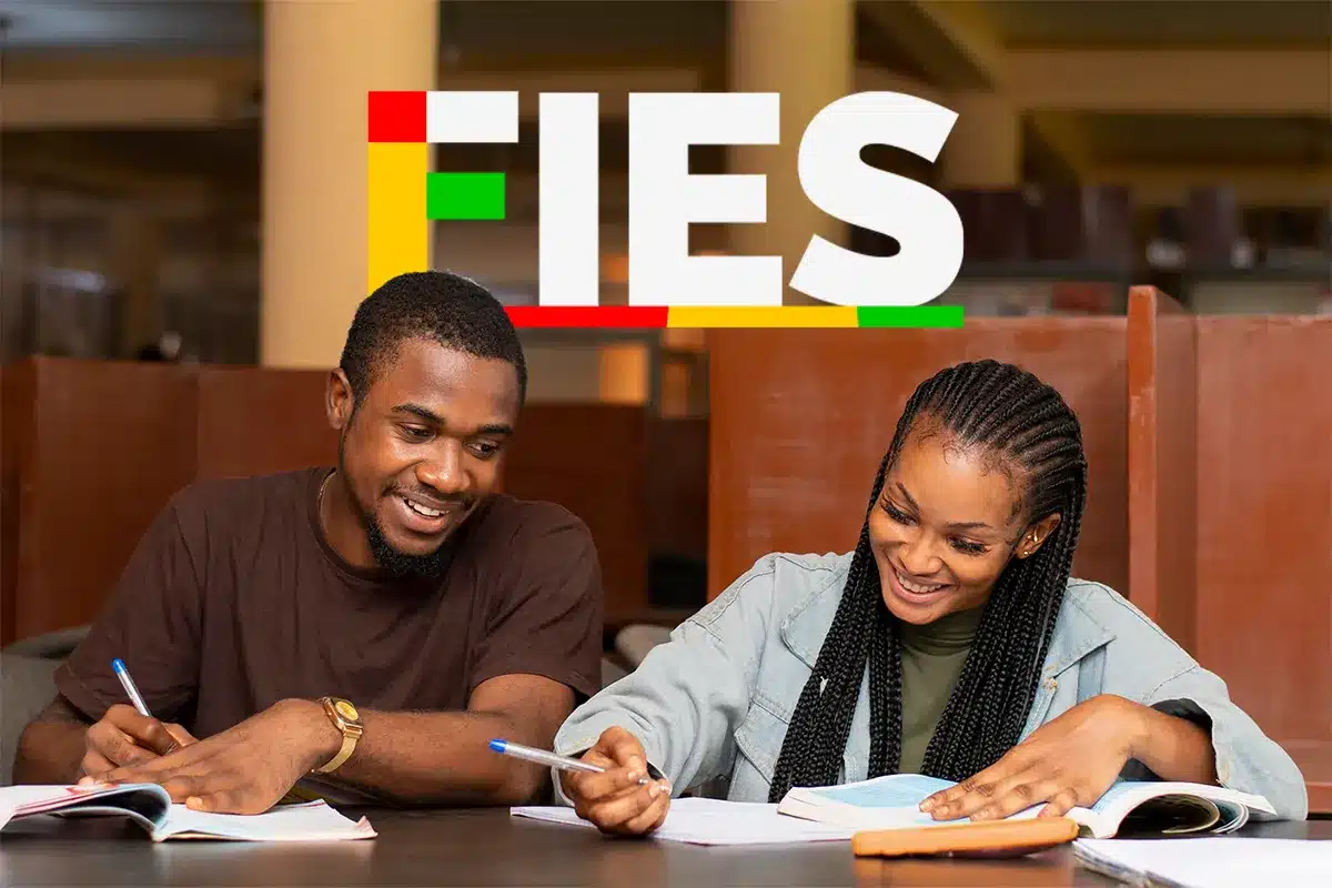 Estudantes fazendo anotações sobre o processo de convocação da lista de espera do Fies 2026