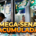 Pessoas aguardam atendimento em lotérica com notas de real voando e destaque para Mega-Sena acumulada