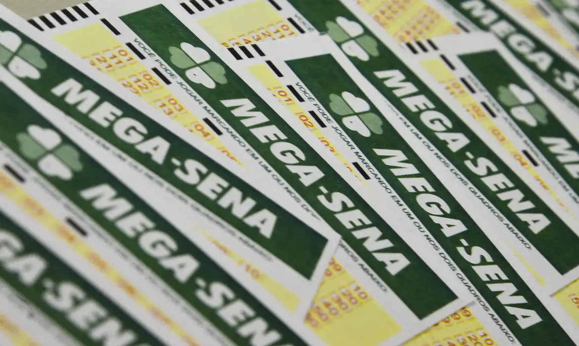 Imagem de várias cartelas de aposta da Mega-Sena, com destaque para a marca e a parte do bilhete onde são feitas as escolhas dos números.