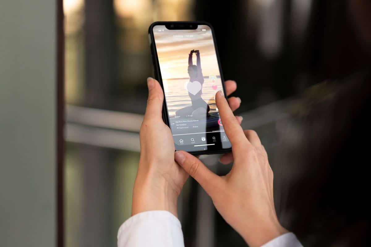 Pessoa navegando pelo reels do Instagram no celular, representando as novas funções no plano premium da rede social.