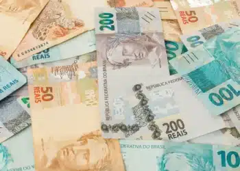 Notas de dinheiro em real, representando investimento do Governo Federal.