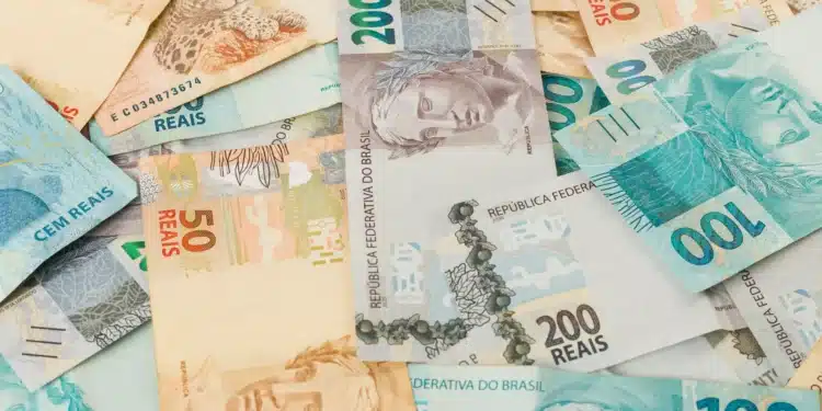 Notas de dinheiro em real, representando investimento do Governo Federal.