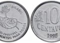 Frente e verso de uma moeda de 10 centavos de 1995, edição especial da FAO, com o desenho de mãos segurando um broto de planta.