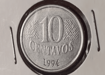 Moeda de 10 centavos de 1994, feita de aço inoxidável, destacando o ano de emissão e o valor de face em um fundo claro.