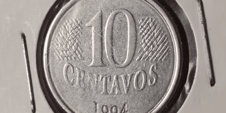 Moeda de 10 centavos de 1994, feita de aço inoxidável, destacando o ano de emissão e o valor de face em um fundo claro.