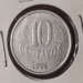 Moeda de 10 centavos de 1994, feita de aço inoxidável, destacando o ano de emissão e o valor de face em um fundo claro.