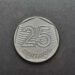 Reverso da moeda de 25 centavos de 1995, em aço inoxidável, destacando o numeral 25 centralizado sobre fundo de linhas diagonais.
