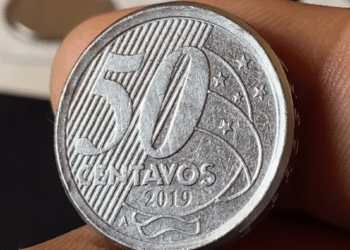 Reverso de uma moeda de 50 centavos de 2019, destacando a pequena letra "A" gravada abaixo do ano de cunhagem.