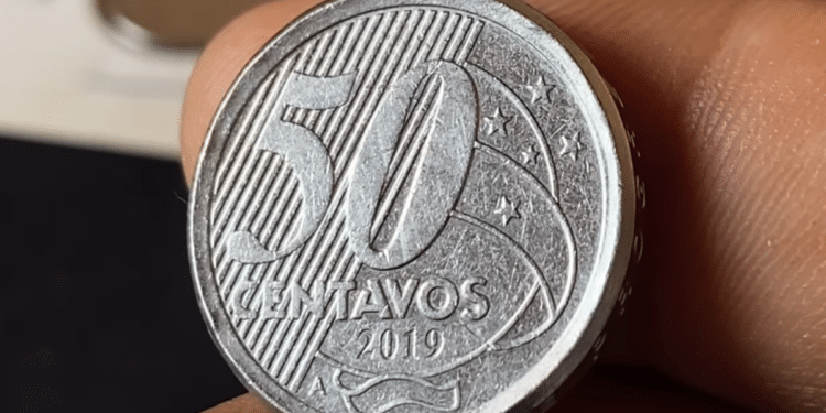 Reverso de uma moeda de 50 centavos de 2019, destacando a pequena letra "A" gravada abaixo do ano de cunhagem.