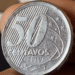 Reverso de uma moeda de 50 centavos de 2019, destacando a pequena letra "A" gravada abaixo do ano de cunhagem.