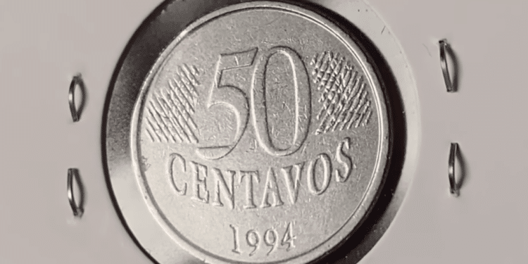 Reverso de uma moeda brasileira de 50 centavos de 1994, prateada, com a data centralizada e o valor "50 CENTAVOS" acima, em close-up.
