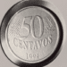 Reverso de uma moeda brasileira de 50 centavos de 1994, prateada, com a data centralizada e o valor "50 CENTAVOS" acima, em close-up.