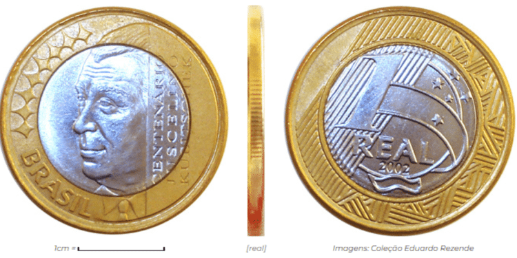 Três visualizações de uma moeda de 1 real de 2002 comemorativa do centenário de Juscelino Kubitschek: o anverso com a face de JK, o bordo serrilhado e o reverso com o valor de face.