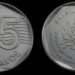 Visão frontal e traseira da moeda de 25 centavos da FAU de 1995, mostrando o valor de face e a ilustração de um homem plantando com a frase "alimentos para todos".