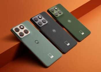 Três unidades do Motorola Edge 70 exibindo a traseira com conjunto triplo de câmeras e acabamento premium em diferentes cores.