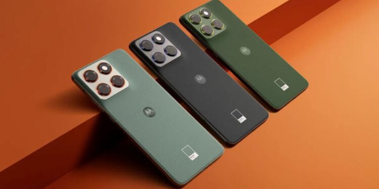 Três unidades do Motorola Edge 70 exibindo a traseira com conjunto triplo de câmeras e acabamento premium em diferentes cores.