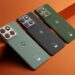Três unidades do Motorola Edge 70 exibindo a traseira com conjunto triplo de câmeras e acabamento premium em diferentes cores.